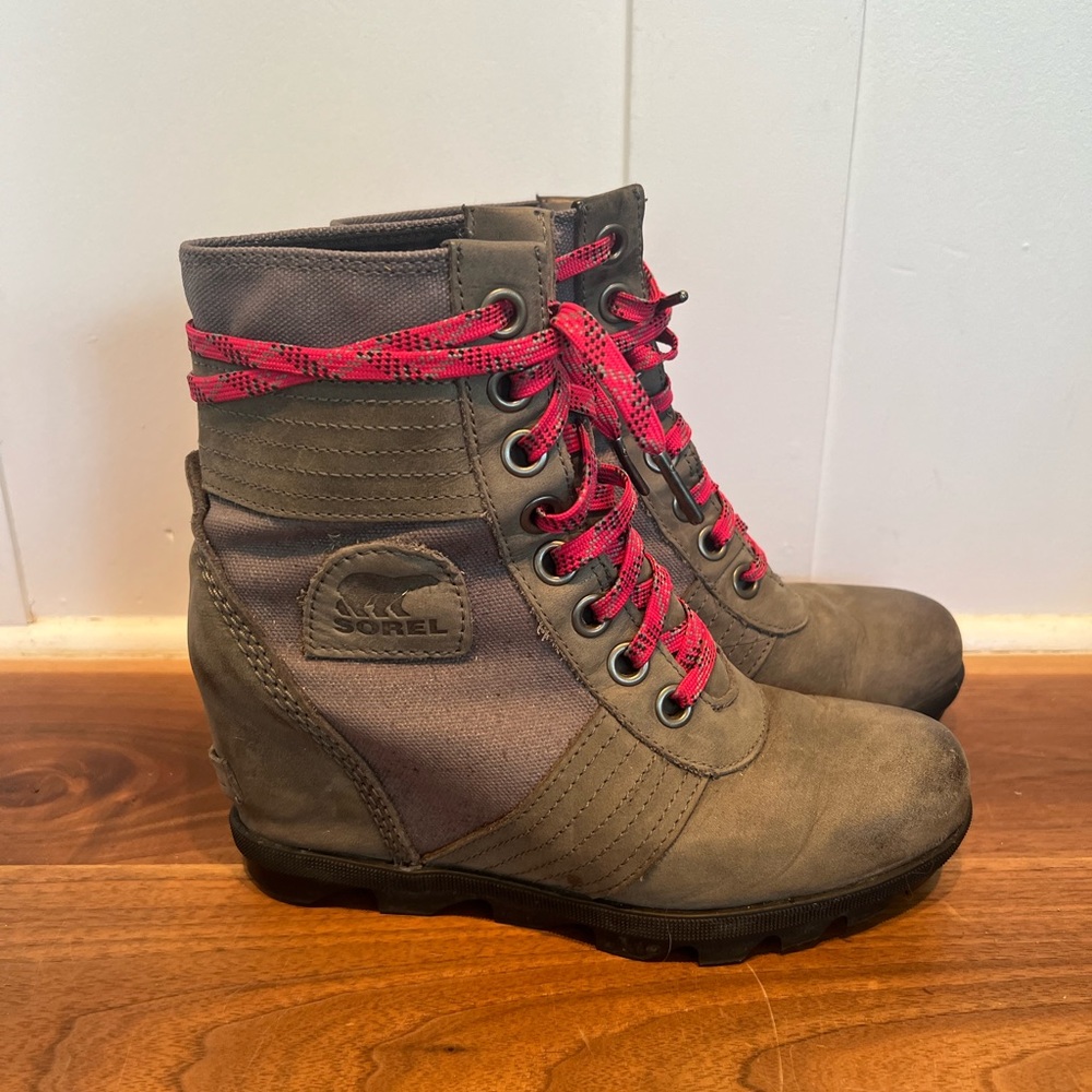 Sorel Joan of Arctic Wedge II Size 7.5. THE most badass boots for snow/ice!